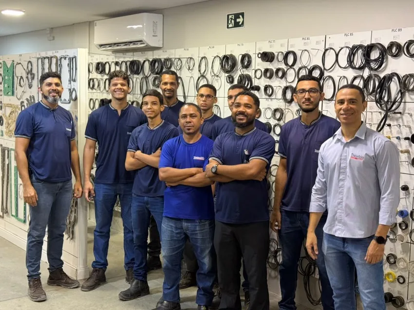 Equipe do estoque da Tratorfeira Petrolina entre as prateleiras de peças