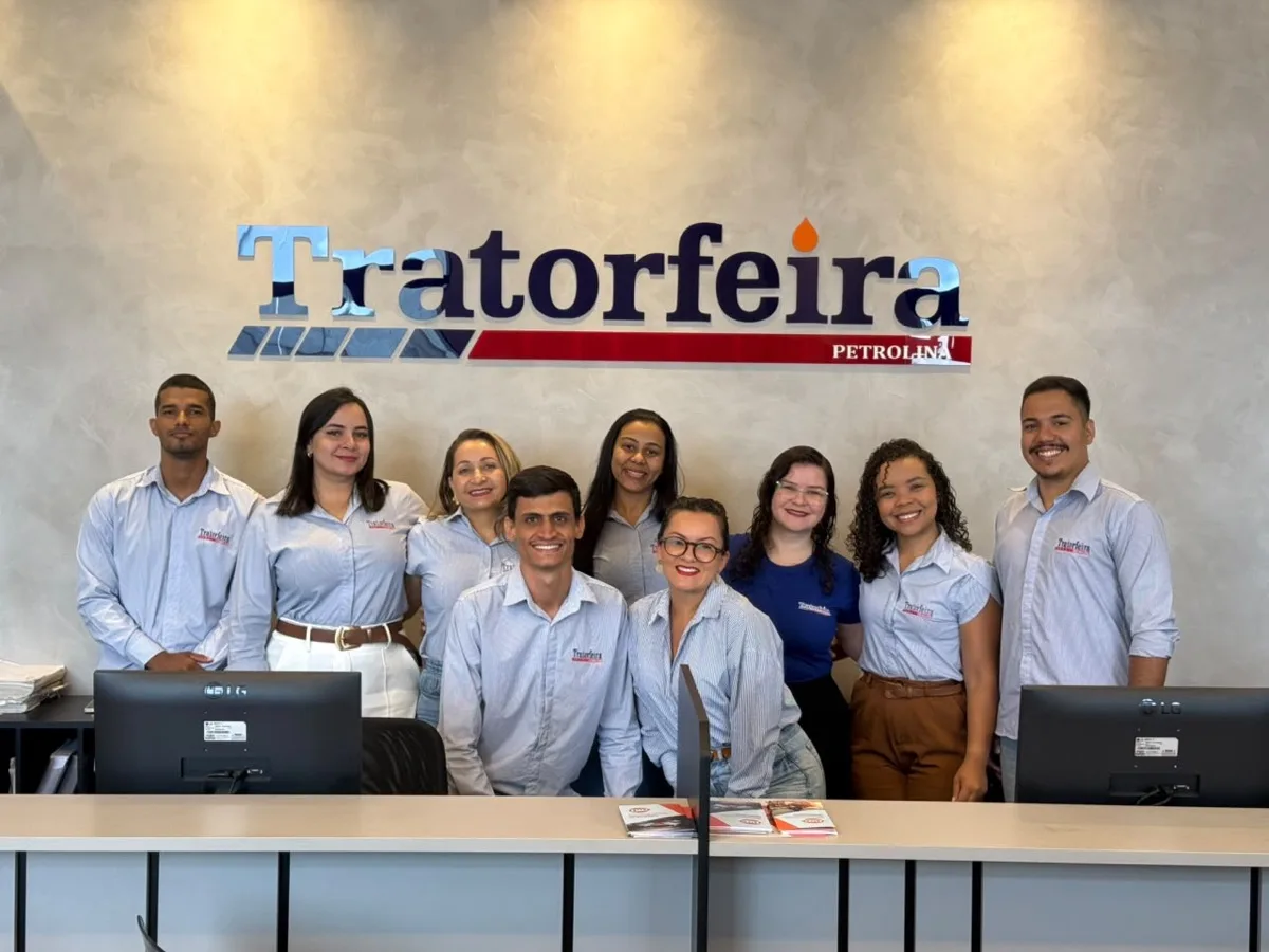 Equipe de recepção da Tratorfeira Petrolina no balcão de atendimento
