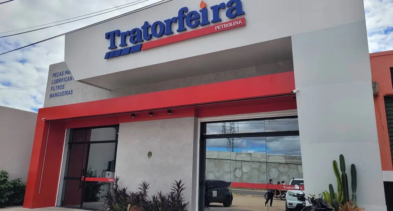 Fachada da loja da Tratorfeira em Petrolina, com a fachada vermelha e branca e o letreiro da marca